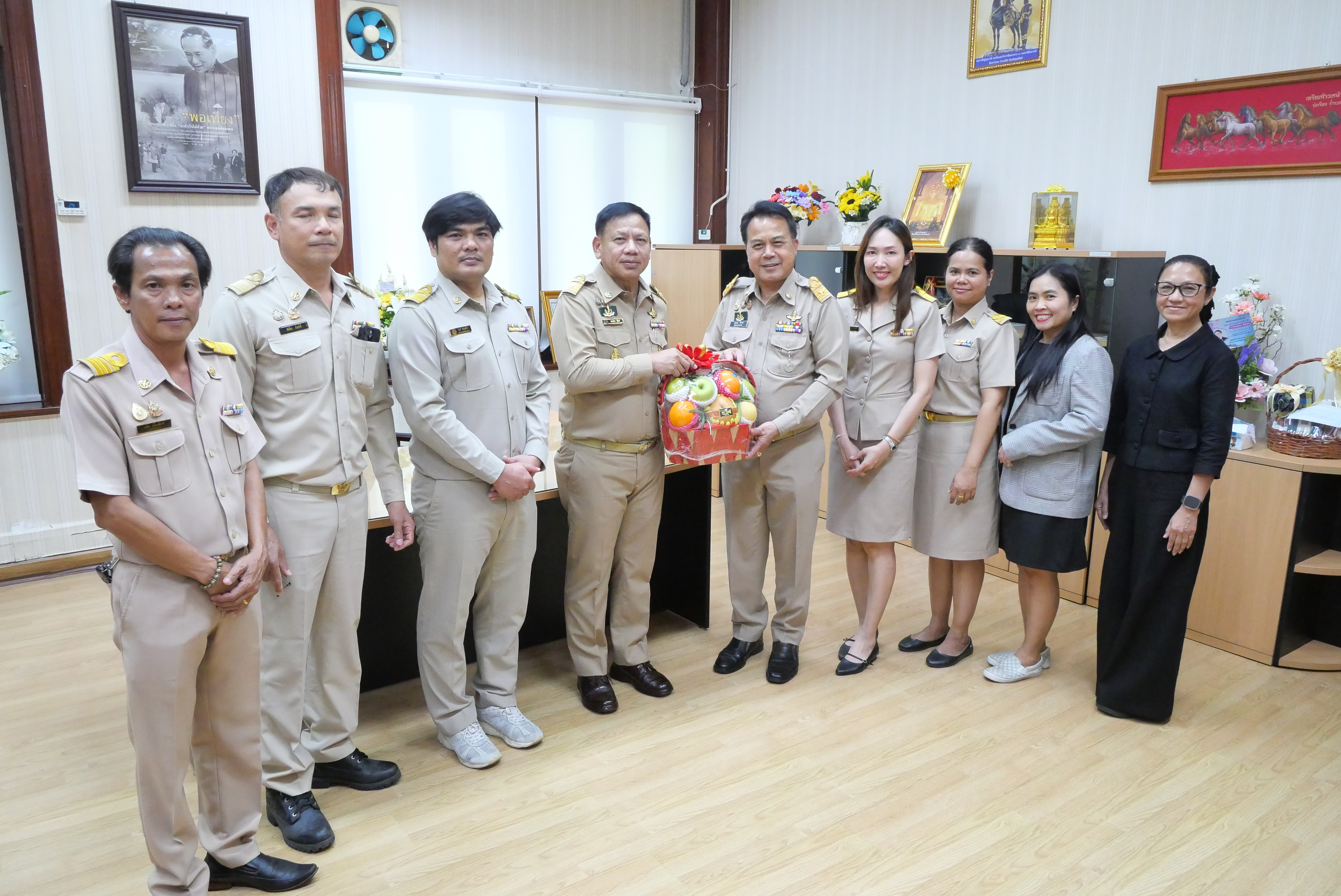 title - คณะผู้ตรวจราชการกรม ผู้อำนวยการสำนัก/กอง/ศูนย์/กลุ่ม ข้าราชการและเจ้าหน้าที่ ร่วมแสดงความยินดีแด่ รองเลขาธิการ ส.ป.ก. เนื่องในโอกาสเข้ารับตำแหน่งใหม่ 